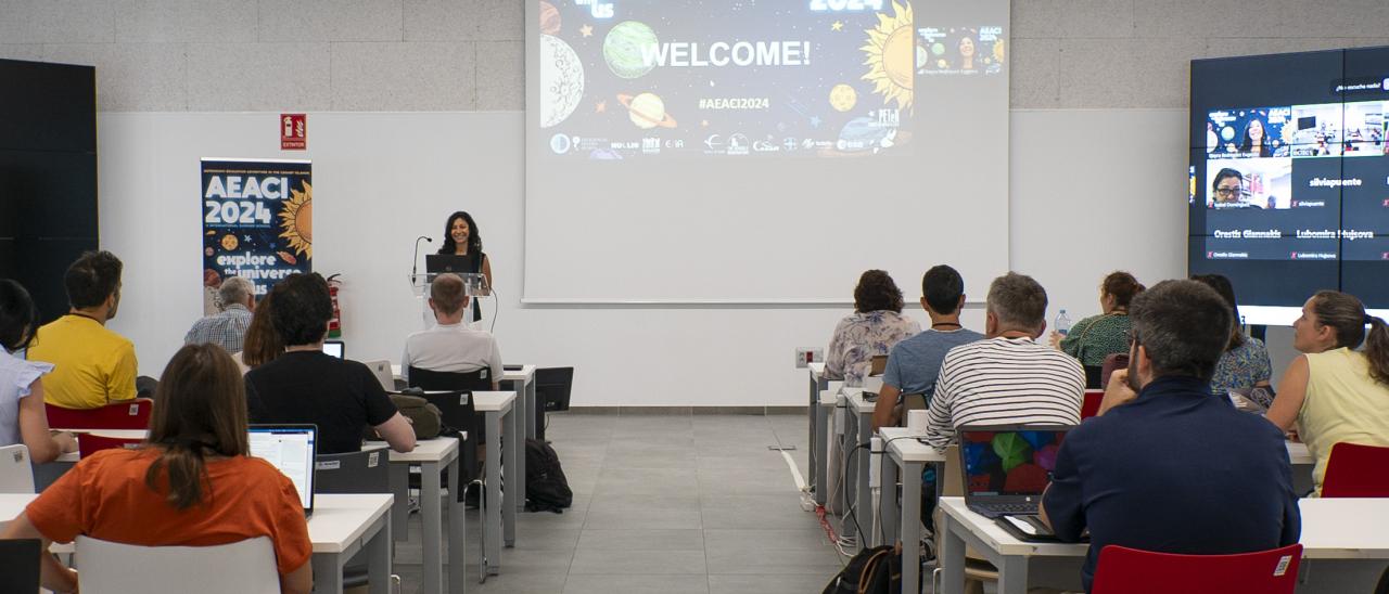 Nayra Rodríguez Eugenio, directora de la AEACI, da la bienvenida a los participantes de la escuela