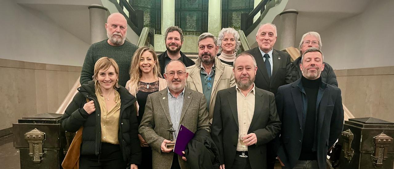 Artemio Herrero Davó sostiene el Premio Institucional a la Investigación de la ULL acompañado de compañeros y compañeras del IAC 
