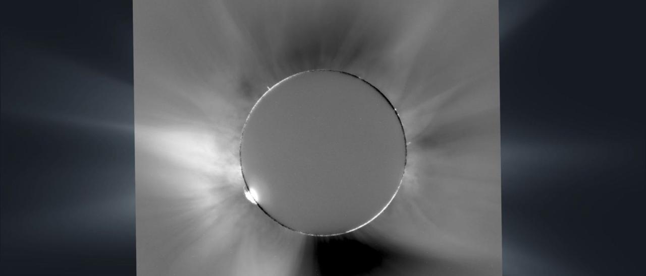 Imagen superpuesta de la corona Solar captada por el equipo NATE en Palencia en el eclipse total de Sol del 12 de agosto sobre la última predicción realizada unas horas antes del eclipse por el IAC y el grupo Predictive Science Inc de California 