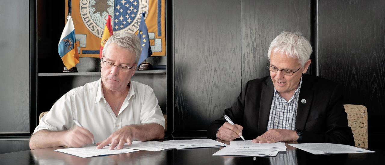 The representing of EST-FC, Manuel Collados and the director of the IAC, Valentín Martínez Pillet / Inés Bonet (IAC)