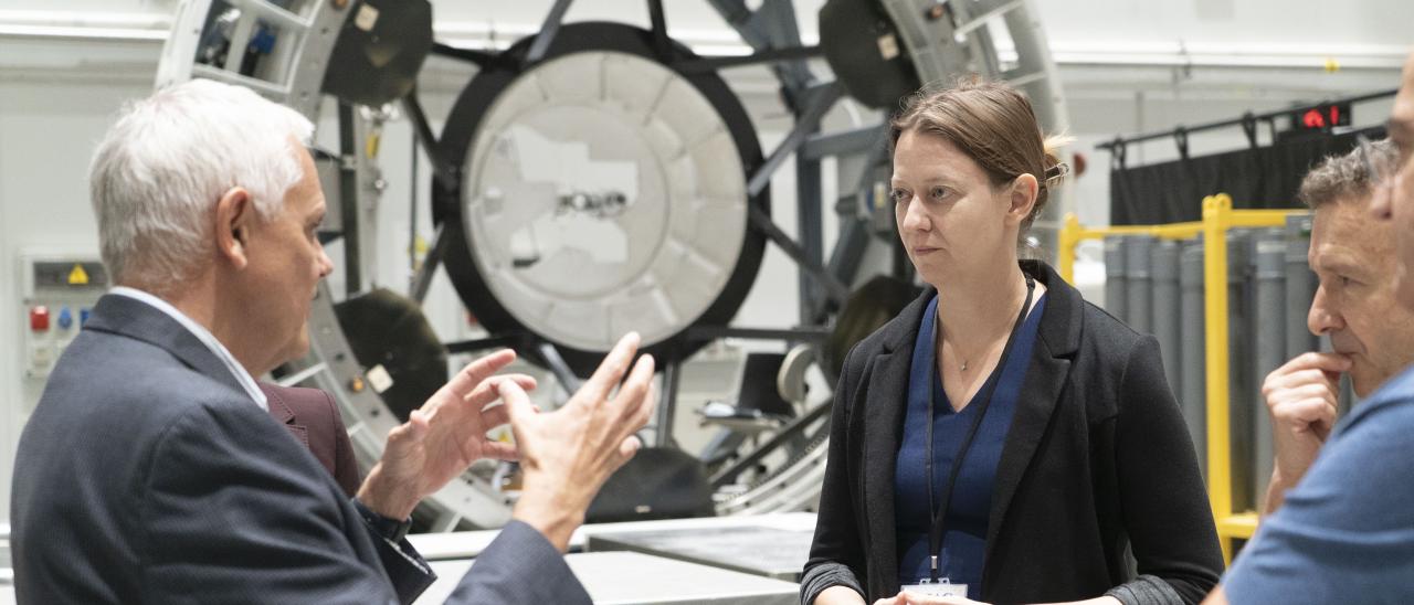 Bethany Ehlmann junto al director del IAC, Valentín Martínez Pillet, durante la visita a las instalaciones del IAC