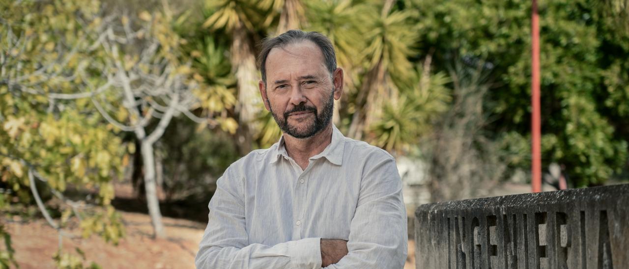 Eduardo L. Martín Guerrero de Escalante en el exterior de la sede central del Instituto de Astrofísica de Canarias (IAC)