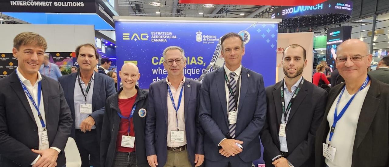 El equipo de IACTEC-Espacio y del Centro de Sistemas Ópticos Avanzados (CSOA), junto con representantes del Gobierno de Canarias, la Zona Especial Canaria (ZEC), el Parque Tecnológico de Fuerteventura, ACISI y PROEXCA en la feria Space Tech Expo Europe