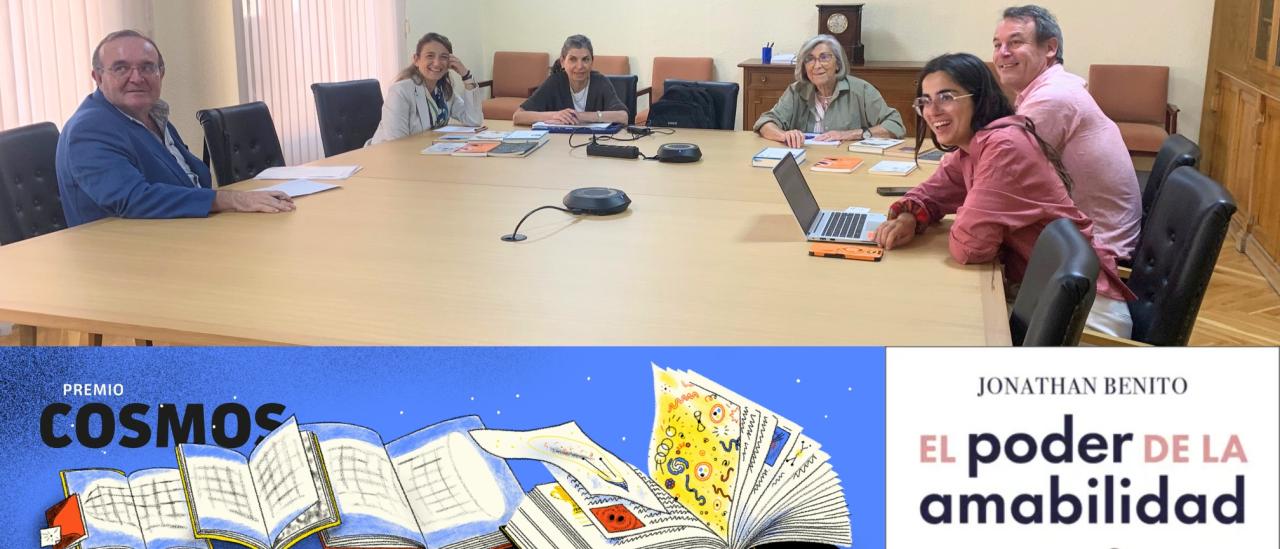 Miembros del Comité Científico Evaluador y libros participantes en la deliberación del Premio Cosmos 2026.