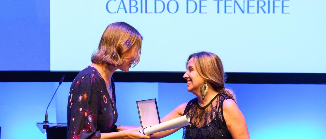 La presidenta del Cabildo de Tenerife, Rosa Dávila, entrega el título de Hija Predilecta a Adriana Lorenzo-Cáceres / Foto: Juanjo Velázquez (Cabildo de Tenerife)
