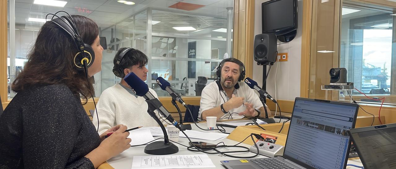 La presentadora de "Soñando Estrellas" Verónica Martín junto al doctorando del IAC David Mirabal y el investigador del IAC Javier Licandro durante la grabación del programa en La Radio Canaria