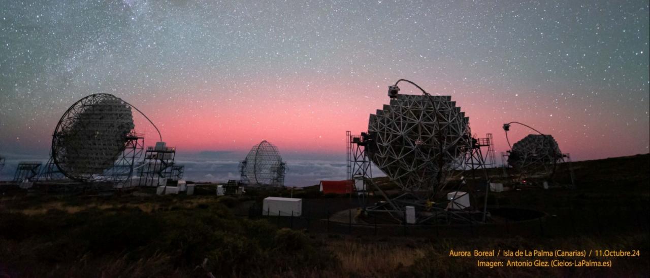 Imagen de los telescopios de la red CTAO en el Observatorio del Roque de los Muchachos tomada en octubre de 2024 con auroras boreales de fondo / Antonio González (Cielos de La Palma)