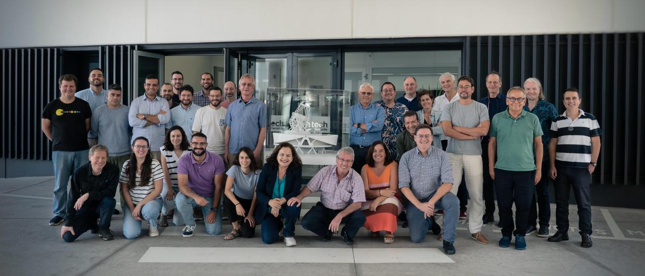 El director del IAC, Valentín Martínez Pillet, con el equipo de ingenieros del Telescopio Solar Europeo junto al panel de revisores internacionales con la maqueta del telescopio, durante la evaluación en Tenerife. / Inés Bonet (IAC)