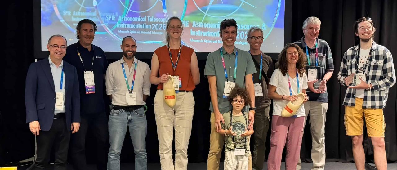 Elvio Hernández Suárez posa junto a otras personas premiadas en SPIE Astronomical Telescopes + Instrumentation 2026.