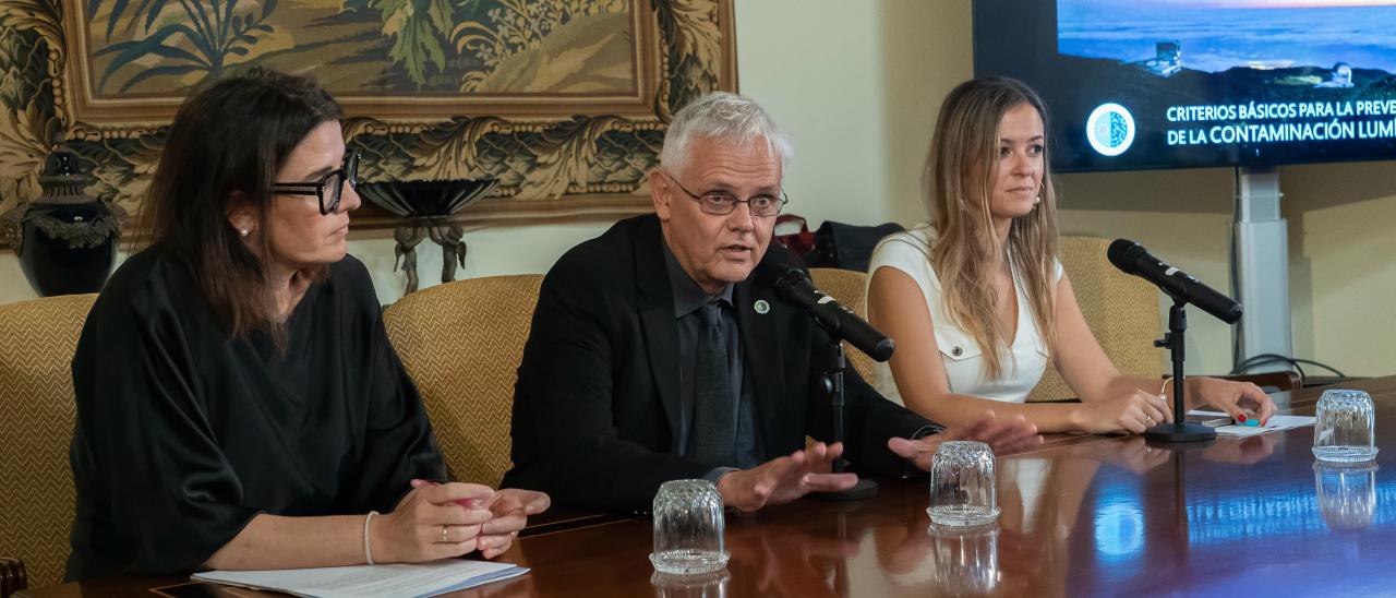 La consejera insular de Turismo Raquel Rebollo Morera; el director del IAC, Valentín Martínez Pillet y la consejera insular de Desarrollo Económico, Miriam Perestelo Rodríguez. /Inés Bonet (IAC)