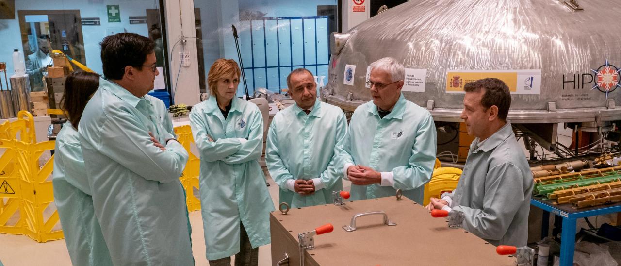 El ministro Óscar López en uno de los laboratorios del IAC durante su visita al centro / Inés Bonet