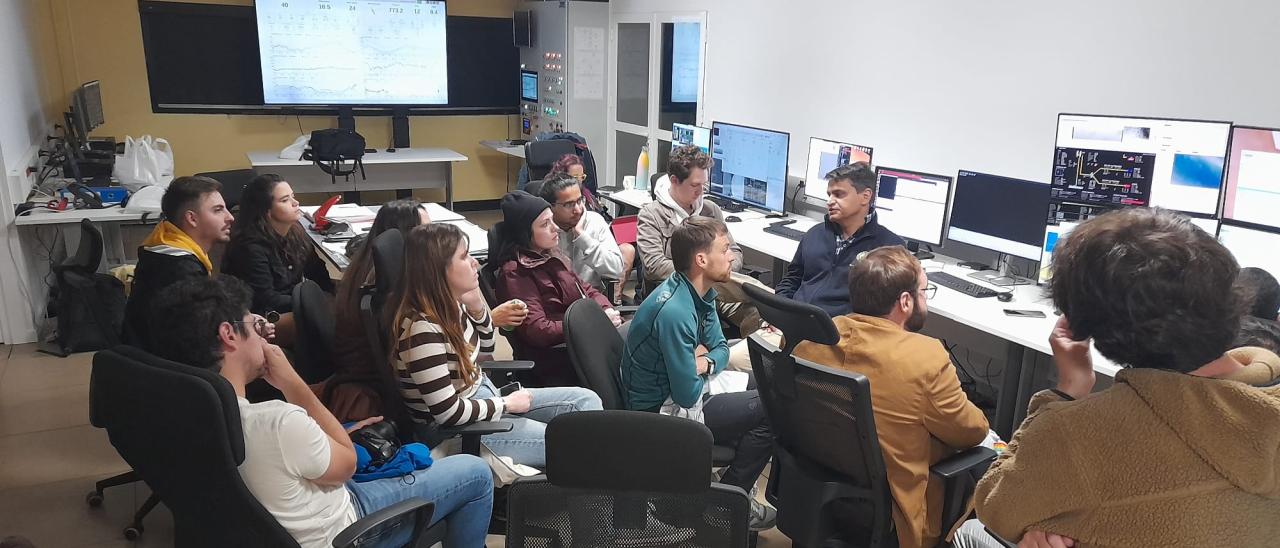Participantes a la formación práctica del proyecto EDUCADO en la sala de control del Telescopio William Herschel (WHT), en el Observatorio del Roque de los Muchachos (La Palma)