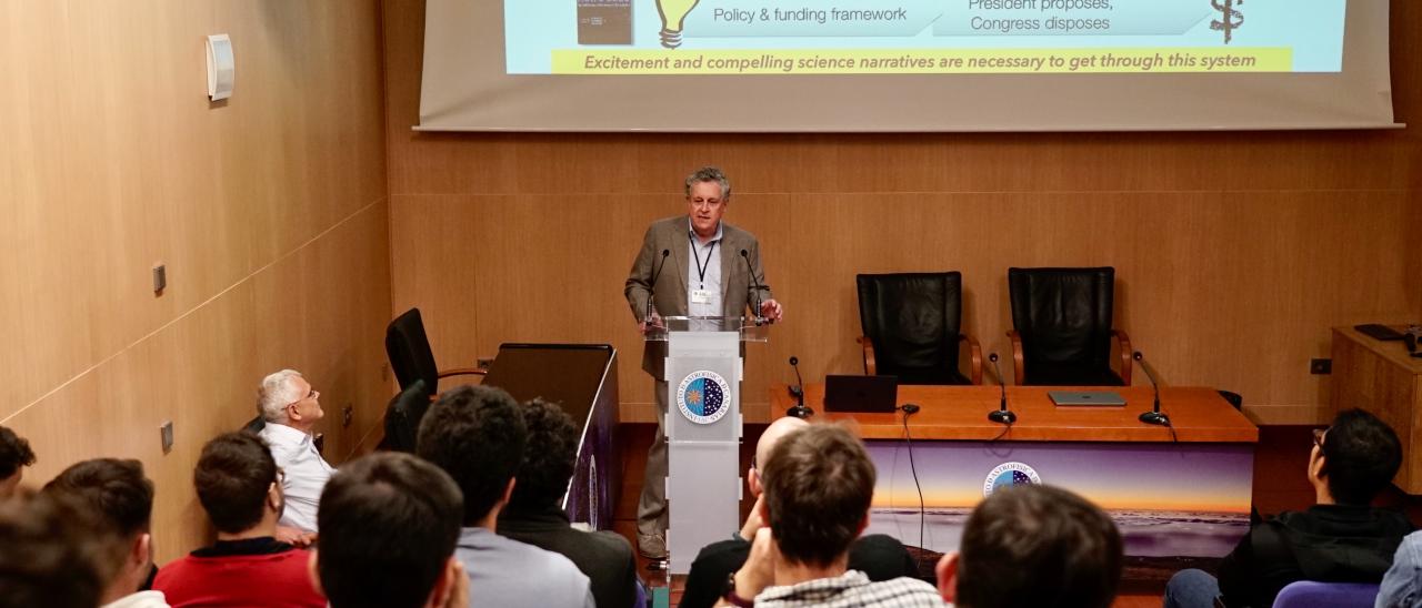 Momento de la charla impartida por el Dr. Matt Mountain en el Aula del IAC, en La Laguna