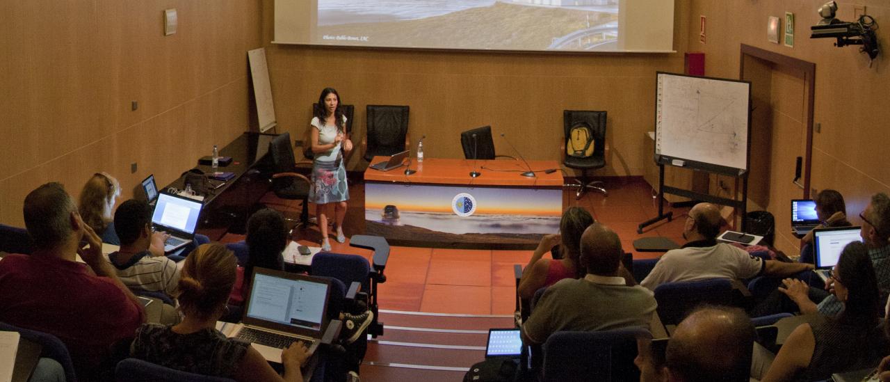 Los ponentes de las acciones formativas, Nayra Rodríguez Eugenio (arriba) y Alfred Rosenberg (abajo), durante charlas y talleres impartidos en cursos de formación de profesorado previos
