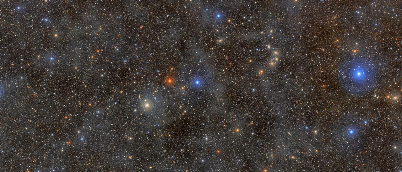 Océano de estrellas: Las tenues nubes luminosas que se extienden por toda esta imagen son cirros galácticos: nubes de gas y polvo interestelar que pueden observarse en primer plano de la Vía Láctea.
