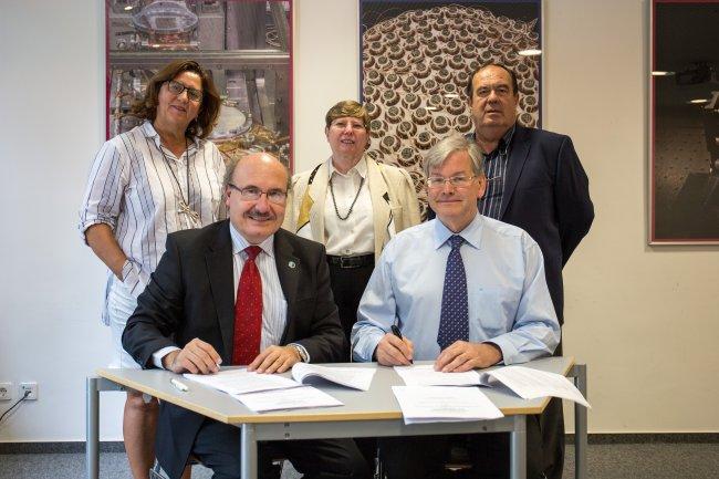 Rafael Rebolo (left), Director of the IAC, and Ulrich Straumann (right), Managing Director of the CTAO gGmbH, sign the hosting agreement for CTA's site in the northern hemisphere. Back row from left: Inmaculada Figuero (MINECO), Beatrix Vierkorn-Rudolf (V