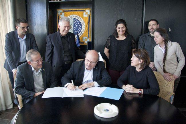 Left to right: Jesús Burgos, head of general administration of the IAC; Carlos Martínez, deputy director; Campbell Warren, executive secretary; Rafael Rebolo, director; Begoña García, head of the instrumentation division; Casiana Muñoz, chair of the SUCOS