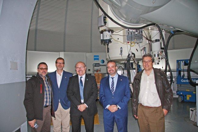 Left to right:Miquel Serra-Ricart, administrator of the Teide Observatory; José Pablo Suárez, Vice-Rector of Research of the ULPGC; Rafael Rebolo, Director of the IAC; Rafael Robaina, Rector of the ULPGC, and Juan Ruiz Alzola, Proffesor of Image Technolog