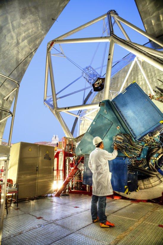 An operator next to the OSIRIS instrument, installed in the Gran Telescopio Canarias (GTC)Credit: Pablo Bonet.