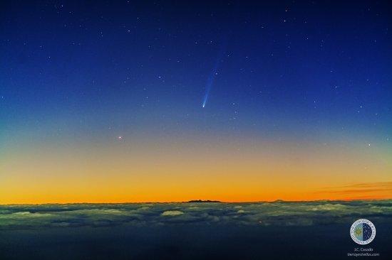 Picture of the ISON comet the dawn November 21 (6:20UT) (credits J.C. Casado,  tierrayestrellas.com, iac.es). The image was taken from the Teide Observatory (Instituto de Astrofísica de Canarias) with a digital camera (canon 5D-MII, objetivo 85mm) and an 