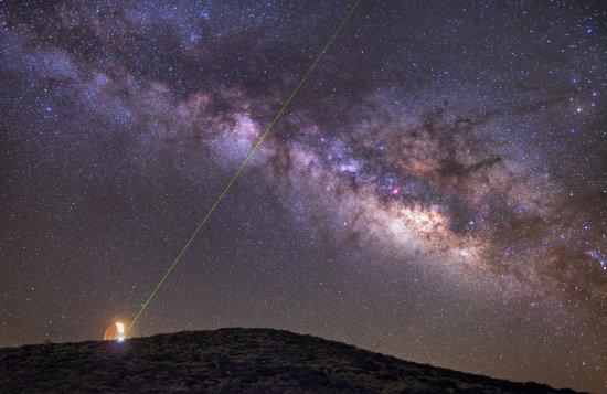 A laser beam is launched into the sky from the Optical Ground Station (OGS), at the Teide Observatory (Tenerife). Photo: Daniel López/IAC.