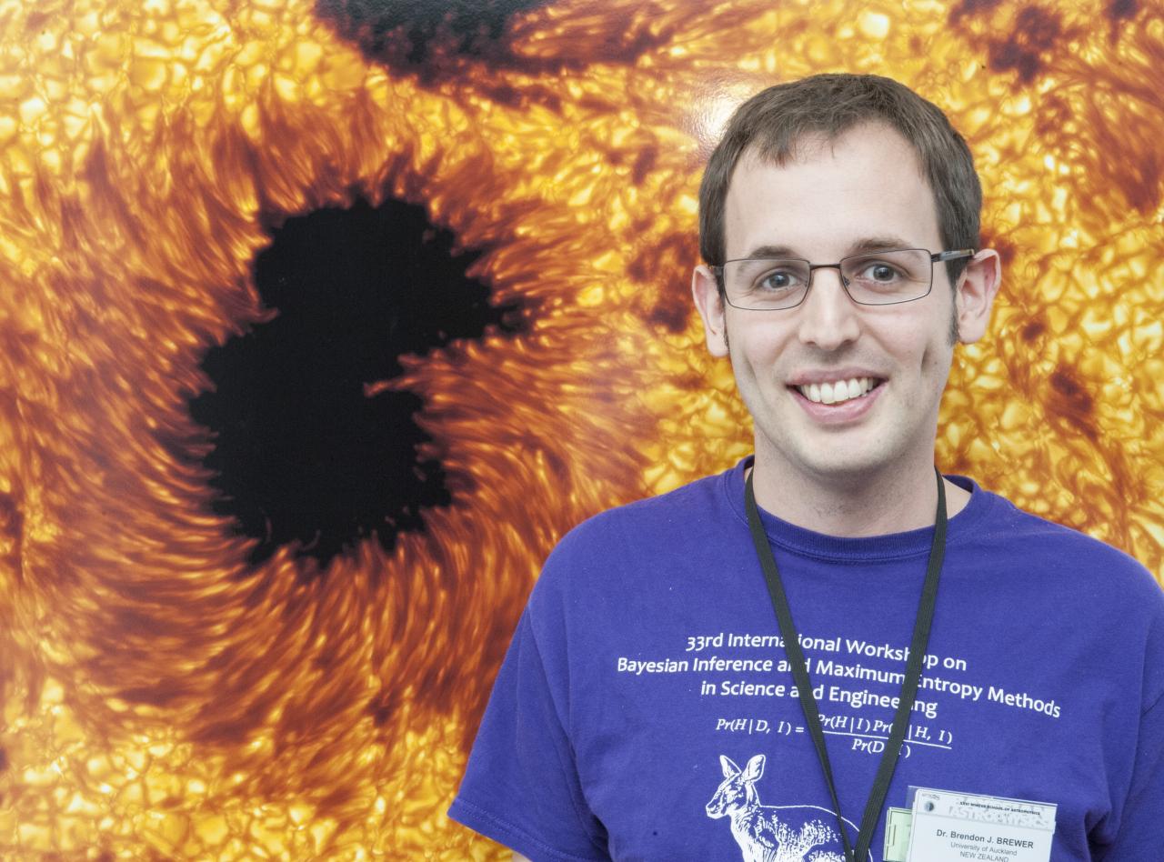Brendon J. Brewer, researcher at the University of Auckland (New Zealand), is lecturing at the XXVI Winter School of the Astrophysics Institute of the Canaries. Credit: Miguel Briganti, SMM (IAC).