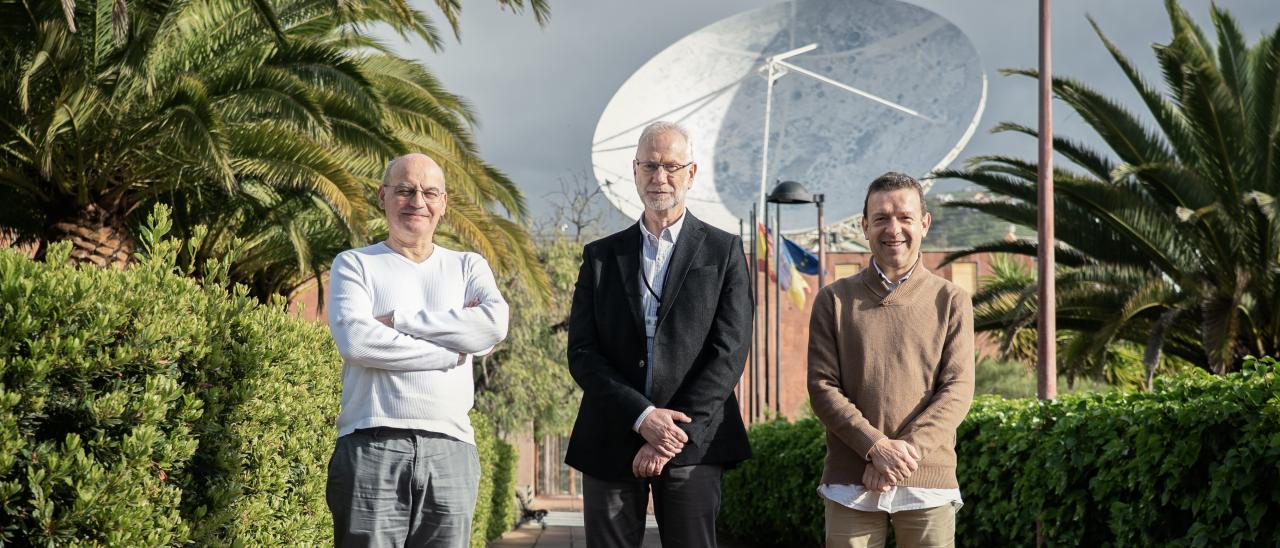 Carlos Blanco, director de estrategia de SENSIA en su visita al IAC junto al responsable de Instrumentación, Marcos Reyes; y el jefe de departamento de Óptica del IAC, José Luis Rasilla.