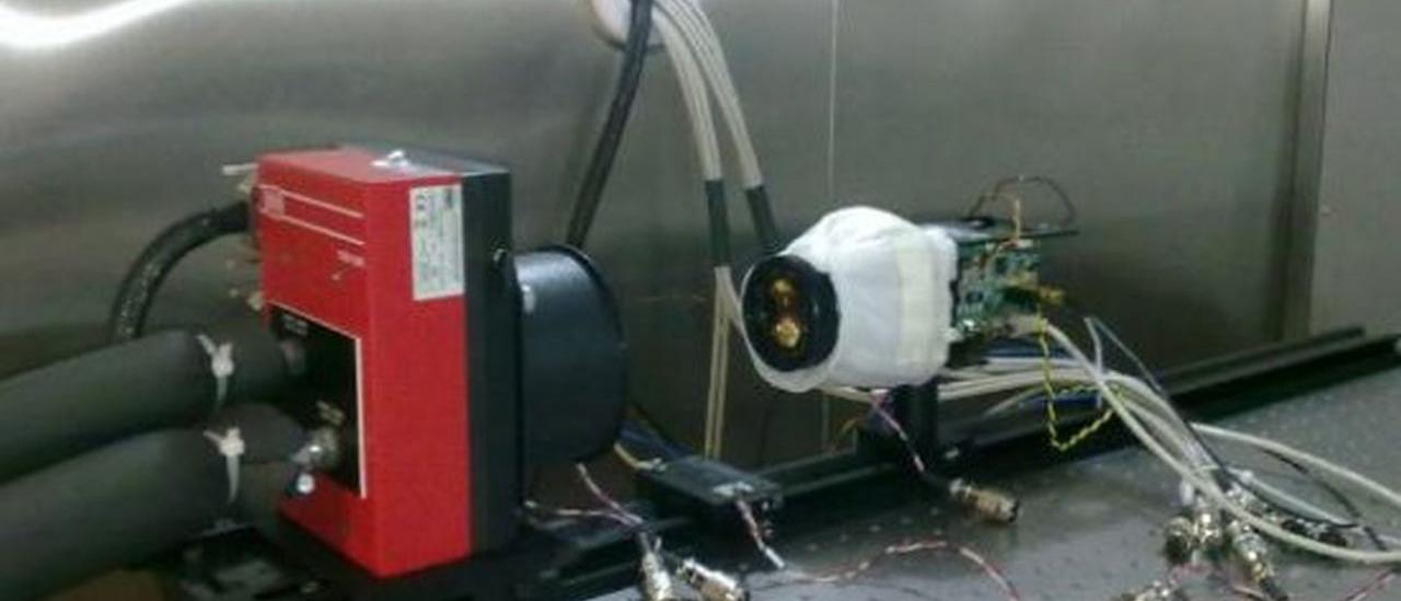 Montaje de caracterización del microbolómetro en la cámara climática del IAC, utilizando un cuerpo negro especial para el rango de temperaturas que espera medir la misión.