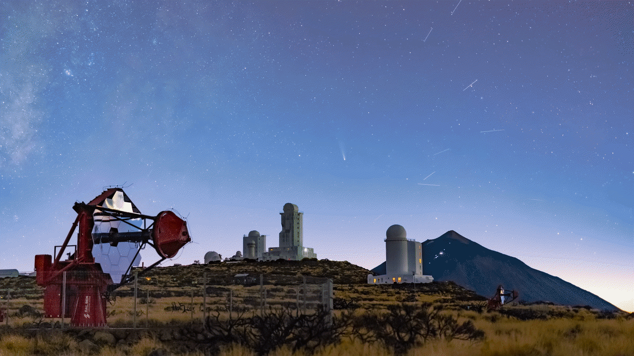 Cometa Lemmon sobre el Observatorio del Teide (Daniel López & Alfred Rosenberg)