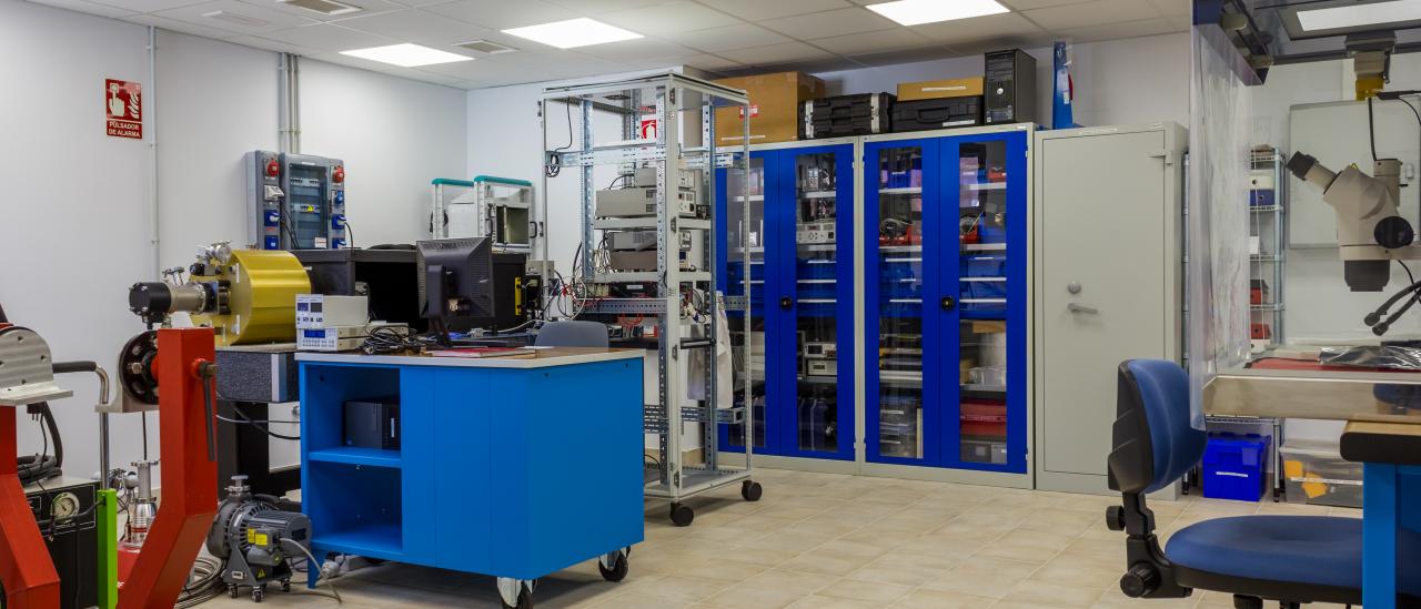 General view of the Astronomical Image and Sensors Laboratory (LISA). View of a laboratory with cabinets, a workbench and various electronic and mechanical elements and cables