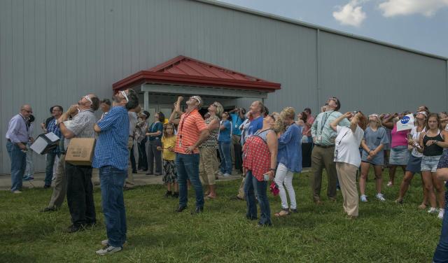 Personas que observan un eclipse solar en Estados Unidos en 2017
