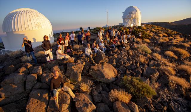 Asistentes al curso "Acércate al Cosmos" 2022 al atardecer