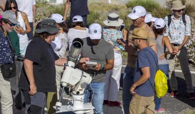 Profesores durante la observación solar