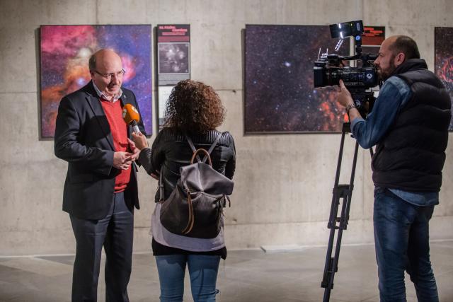 Rafael Rebolo, director del IAC, durante la presentación del proyecto formativo y la exposición "100 Lunas cuadradas"