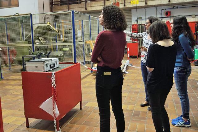 The students of the Canarias Masterclass programme during their visit to the Mechanics workshop at the IAC headquarters in La Laguna, with Sandra Benítez