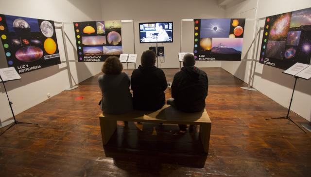 Visitors watching the projection of the video about how research in Solar Physics is carried out at the IAC, produced by the IAC in the context of the "Severo Ochoa" programme. Credits:Daniel López/IAC. 