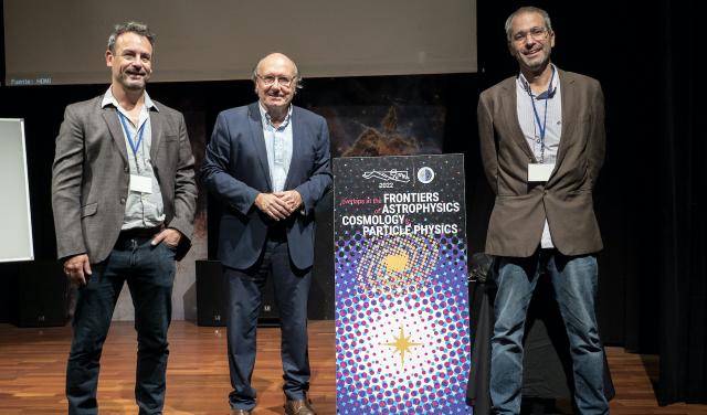 Jorge Martín Camalich (left) and Carlos Hernández Monteagudo (right), researchers at the IAC and the organisers of the present edition of the School, with Rafael Rebolo, Director of the IAC (middle). 
