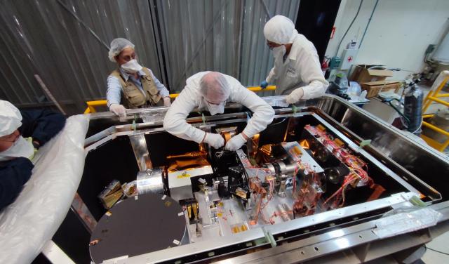 Installation of the scientific detector in the FRIDA instrument at the UNAM laboratories in Mexico City.