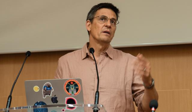 Didier Queloz during his lecture in the IAC Aula