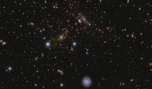 Imagen de una zona del Campo Profundo Sur de Euclid donde se aprecian varios cúmulos galácticos enormes, así como luz intracúmulo y lentes gravitacionales
