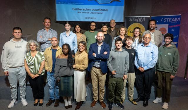 Organizadores y estudiantes durante la selección del Premio Cosmos estudiantes