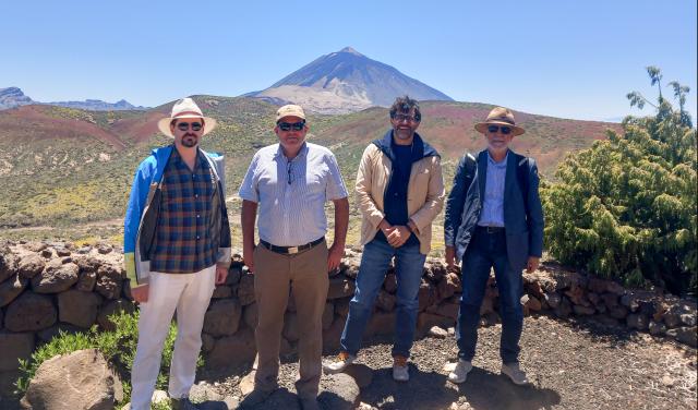 Miembros del comité internacional que evaluó el Preliminary Design Review (PDR) del experimento DALI durante su visita a un posible emplazamiento del futuro detector a gran escala en el Observatorio del Teide.  De izquierda a derecha: Gray Rybka (University of Washington), Michael Tobar (University of Western Australia), Claudio Gatti (INFN Frascati) y Yannis Semertzidis (Brookhaven National Laboratory).