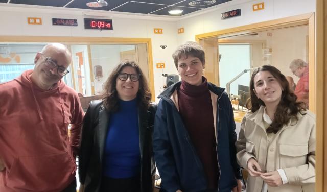 Los participantes en el programa Soñando Estrellas, Antonio Eff Darwich, Valentina Ghiraldo y Selene Gila con la presentadora Verónica Martín / IAC