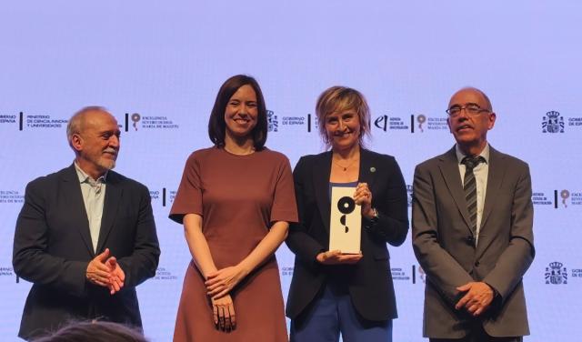 La subdirectora del IAC, Eva Villaver, recibe el distintivo de mano de la ministra Diana Morant /MCIU