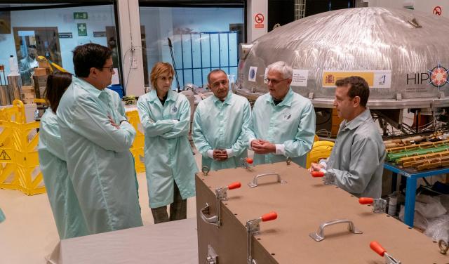 El ministro Óscar López en uno de los laboratorios del IAC durante su visita al centro / Inés Bonet