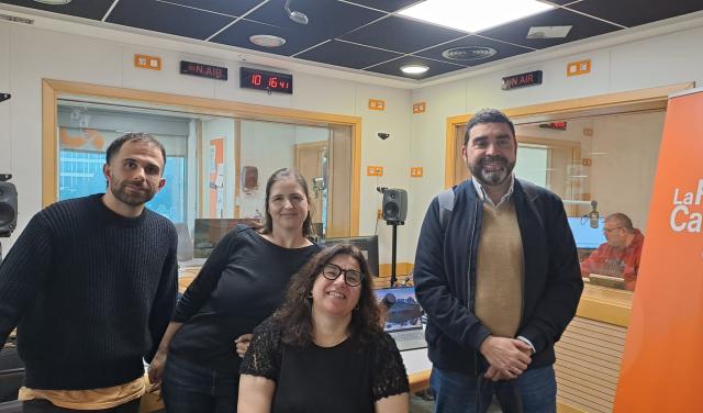 La presentadora Verónica Martín junto a los colaboradores e invitados del programa ‘Soñando Estrellas’. En esta edición participaron Enrique Pérez (IAA-CSIC), impulsor del proyecto Astroaccesible; la astrofísica divulgadora Alejandra Goded, responsable de la sección ‘Mirando al cielo’; y el doctorando del IAC Luis Barrios, protagonista del espacio ‘Del cielo a la tesis’.