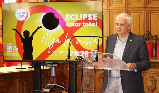 Valentín Martínez Pillet, Director of the IAC, speaks during the press conference presenting the NATE educational programme on the August eclipse in Palencia.