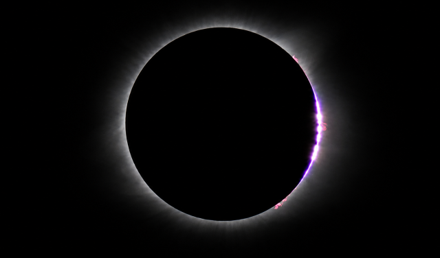Perlas de Baily durante un eclipse total de Sol. El 12 de agosto, desde Canarias el eclipse será parcial, con cerca del 70 % del Sol oculto