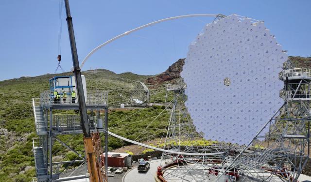 Momento de la instalación de la cámara del LST-4 en el Observatorio del Roque de los Muchachos