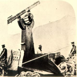 Charles Piazzi Smyth en Guajara, frente al Teide, junto a su telescopio (imagen estereoscópica). Créditos: The Royal Observatory, Edinburgh.